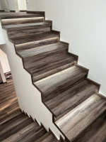  Schody-z-vinylu-BUKOMA-CLICK-Dub-Tmavy s LED